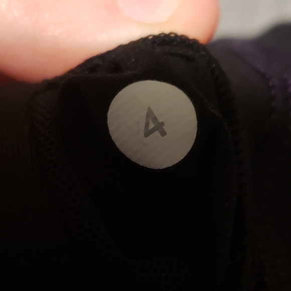 NWOT Lululemon Sports Bra - Size 4 - Picture 3 of 3